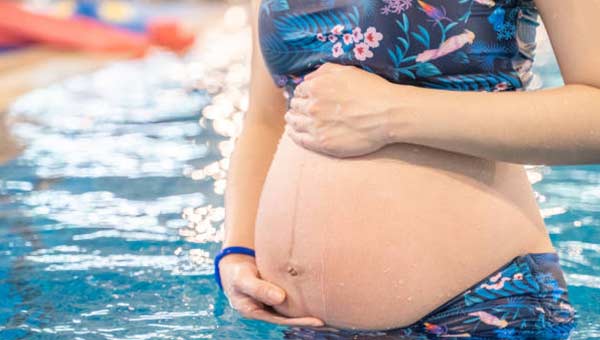 شنا در بارداری، فواید و مضرات آن